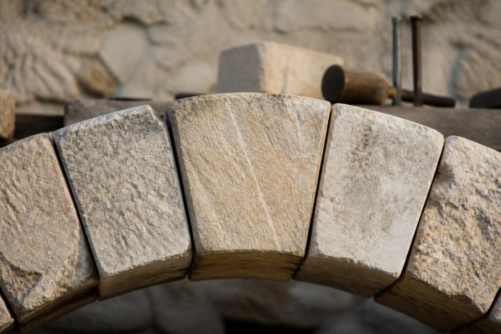 découvrez le rôle crucial de la clave dans la construction d'un arc solide, son fonctionnement et son importance en architecture traditionnelle.