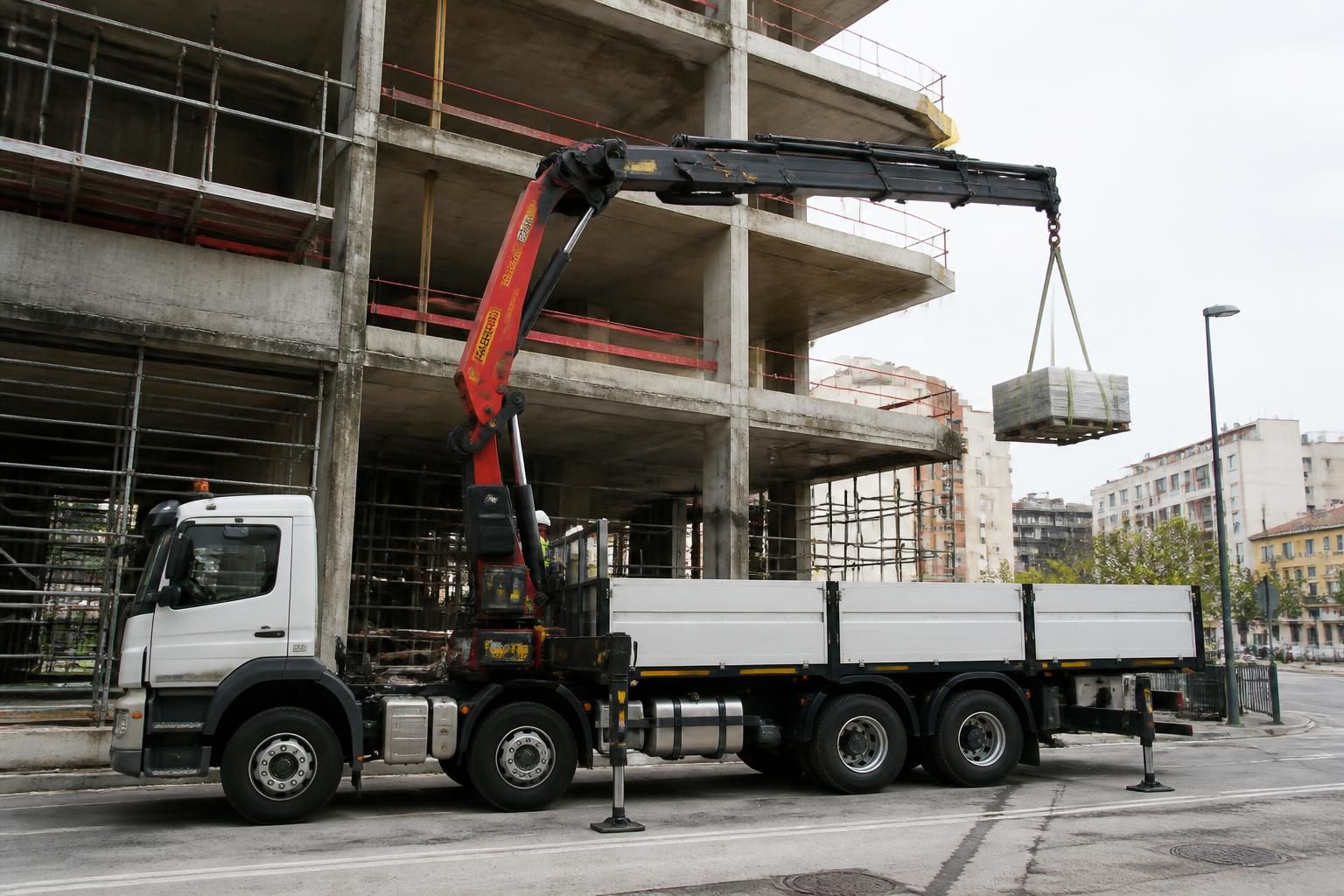 découvrez les avantages des grues auxiliaires pour faciliter et sécuriser vos travaux de levage en hauteur, optimiser vos chantiers et gagner en efficacité.