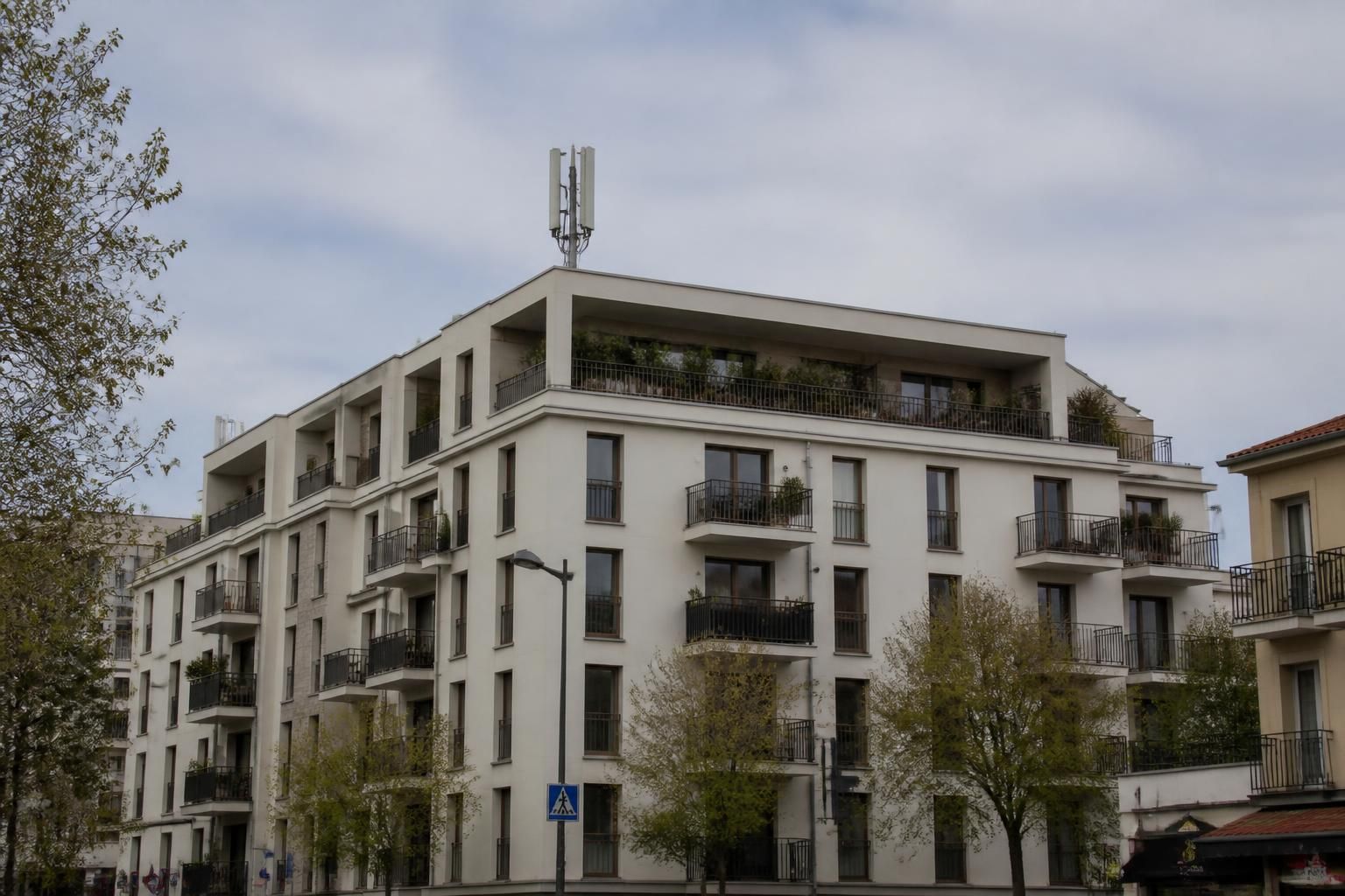 découvrez les droits des propriétaires en copropriété face à l'installation d'une antenne relais, les règles à respecter et les démarches à suivre pour protéger vos intérêts.